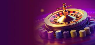 Dealer profesional Teen Patti di studio live dunia gacor membagikan kartu kepada pemain